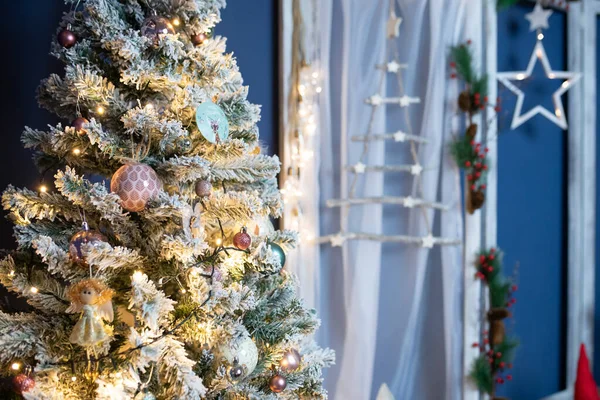 假日及装饰品概念 在明亮的节日灯火下结束圣诞装饰品 — 图库照片