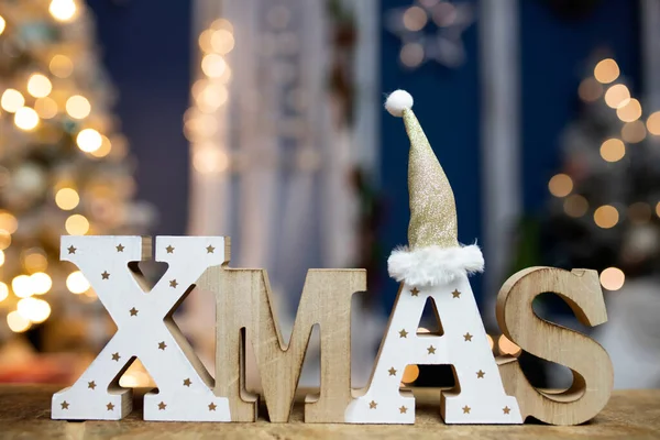 Las Letras Xmas Contra Las Brillantes Luces Navideñas Árbol Navidad — Foto de Stock