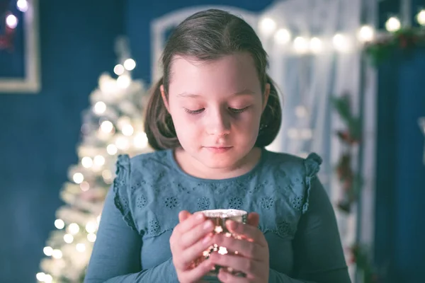 Jong Meisje Met Kaars Feestelijke Vakantie Verlichting Achtergrond Kerstvakantie Kindertijd — Stockfoto