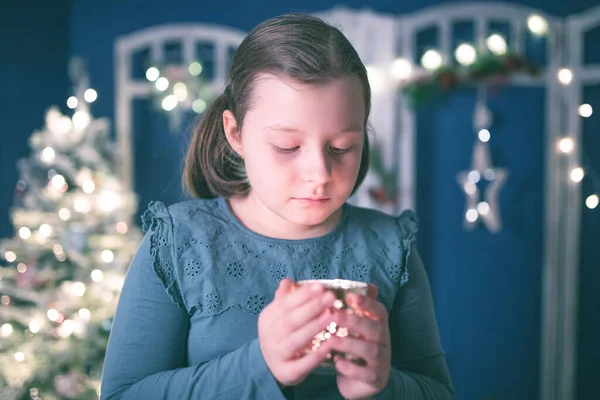 Jong Meisje Met Kaars Feestelijke Vakantie Verlichting Achtergrond Kerstvakantie Kindertijd — Stockfoto