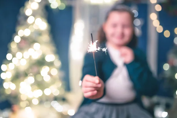 Jong Meisje Met Brandende Ster Feestelijke Vakantie Verlichting Achtergrond Kerstvakantie — Stockfoto