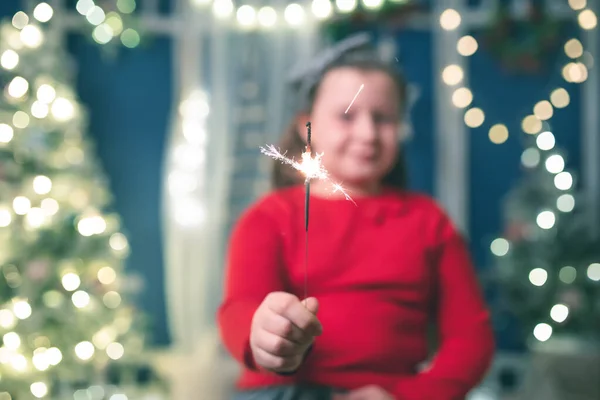 Młoda Dziewczyna Trzyma Płonący Blask Uroczystym Tle Światła Wakacje Święta — Zdjęcie stockowe