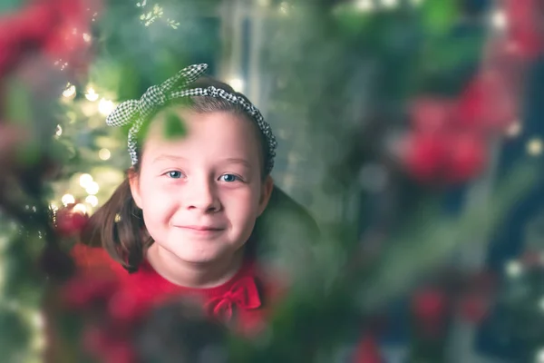 圣诞前夜在圣诞树旁的小女孩在家里 圣诞节 庆祝概念的时间 — 图库照片