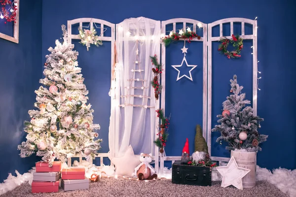 圣诞快乐 节日快乐 漂亮的客厅里为圣诞节装饰 — 图库照片