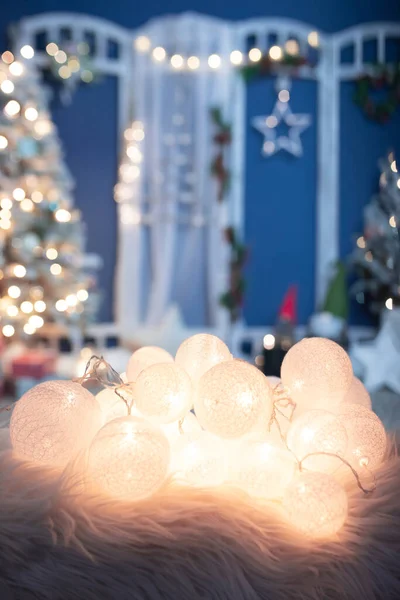 节假日和装饰概念 圣诞灯饰特写 背景装饰树 — 图库照片