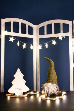 Mutlu Noeller ve mutlu tatiller! Noel ışıkları saçan şirin küçük İskandinav cüceler.