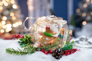 Noel karamsar tarzı arka plan, şeker kavanozu ve ışıltılı ışıklar üzerine Noel süslemesi.