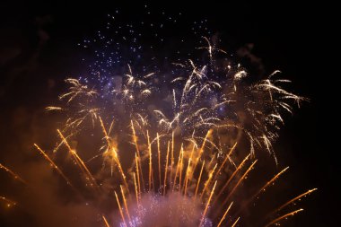 Parlak havai fişeklerin büyülü soyut tatil arka planı. Noel ve Yeni Yıl kavramı.