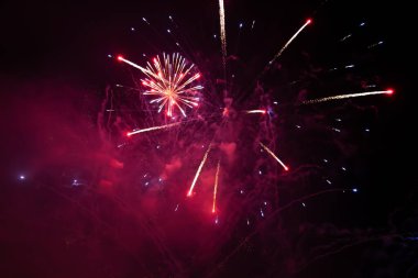 Parlak havai fişeklerin büyülü soyut tatil arka planı. Noel ve Yeni Yıl kavramı.