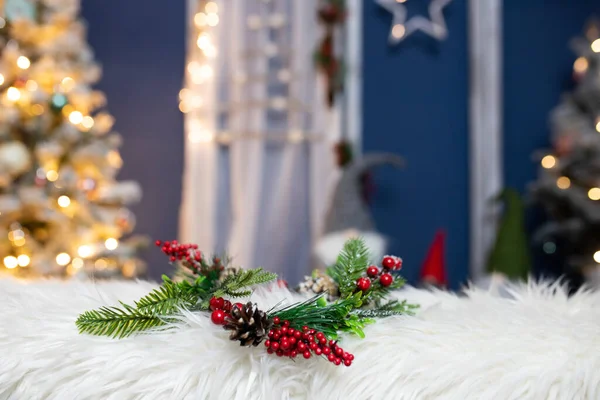 白色毛皮上的圣诞花环 圣诞装饰家居装饰 — 图库照片