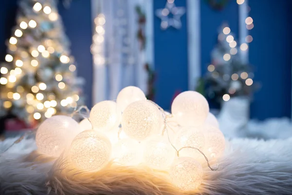 节假日和装饰概念 圣诞灯饰特写 背景装饰树 — 图库照片