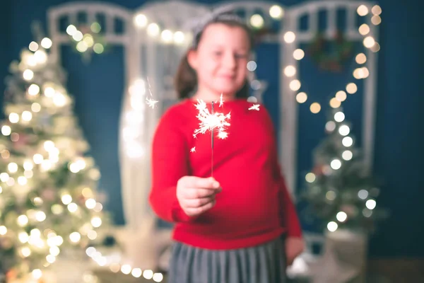 Młoda Dziewczyna Trzyma Płonący Blask Uroczystym Tle Światła Wakacje Święta — Zdjęcie stockowe