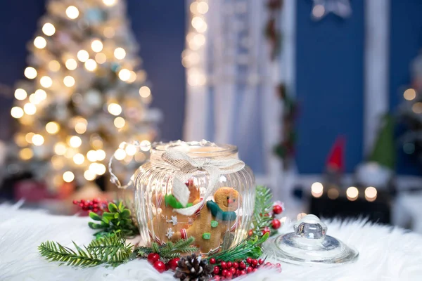 圣诞喜怒无常的背景与糖果罐和圣诞装饰在闪亮的灯光下 — 图库照片