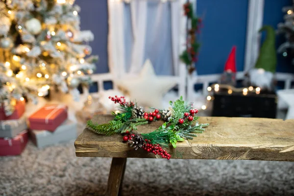 圣诞花环放在木制长椅上 圣诞装饰家居装饰 — 图库照片