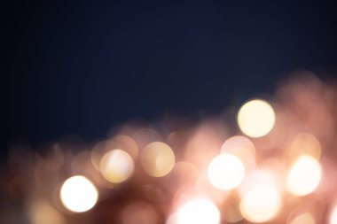 Renkli noel ışıkları arka planda.