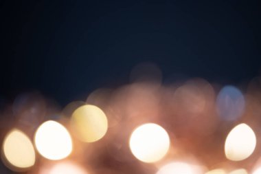 Renkli noel ışıkları arka planda.