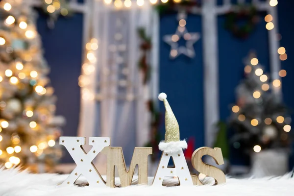 Las Letras Xmas Contra Las Brillantes Luces Navideñas Árbol Navidad — Foto de Stock