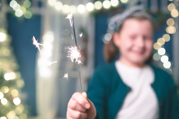 Jong Meisje Met Brandende Ster Feestelijke Vakantie Verlichting Achtergrond Kerstvakantie — Stockfoto