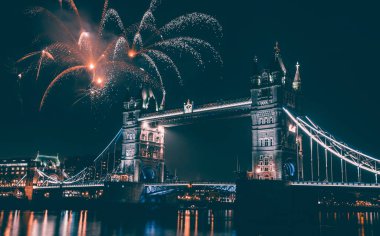 Tower Bridge 'de havai fişek gösterisi - Yeni yıl hedefi. Londra mı? İngiltere