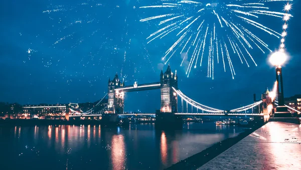 Fuegos Artificiales Celebración Sobre Tower Bridge Destino Año Nuevo Londres —  Fotos de Stock