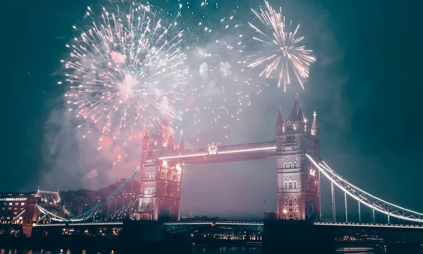 Firande Fyrverkerier Över Tower Bridge Nyår Destination London Förenade Kungariket — Stockfoto
