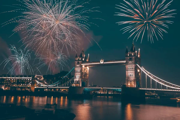 Firande Fyrverkerier Över Tower Bridge Nyår Destination London Förenade Kungariket — Stockfoto