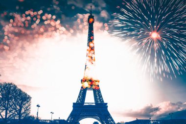 Eyfel Kulesi Paris, Fransa'da yeni yıl kutlamaları havai fişek ile