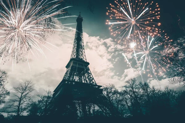 Torre Eiffel Con Fuegos Artificiales Celebración Del Año Nuevo París —  Fotos de Stock