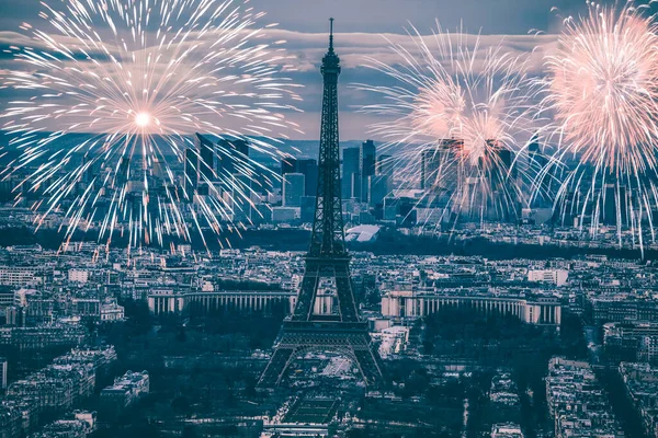 Wieża Eiffla Fajerwerkami Obchody Nowego Roku Paryżu Francja — Zdjęcie stockowe