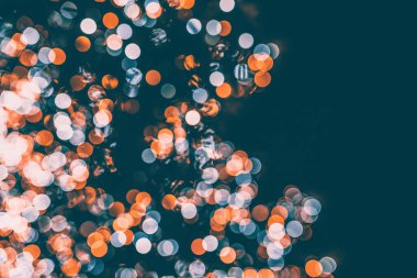 Büyülü tatil arka planında bahar, bokeh Noel ışıkları