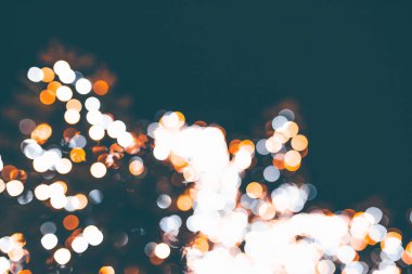 Büyülü tatil arka planında bahar, bokeh Noel ışıkları