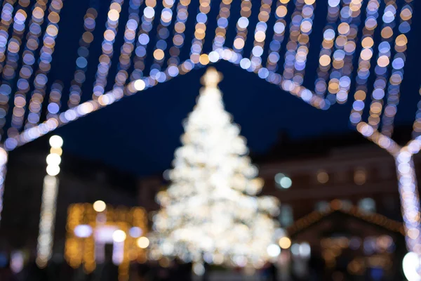 Árvore Natal Desfocada Luzes Cidade Fundo Férias Bokeh — Fotografia de Stock