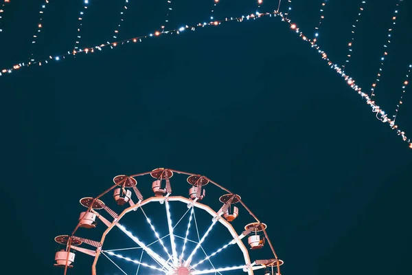 圣诞市场轮和闪亮的节日灯饰 — 图库照片
