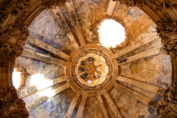 Κάτω Όψη Κατεστραμμένου Τρούλου Της Παλιάς Εκκλησίας Στην Πόλη Belchite — Φωτογραφία Αρχείου