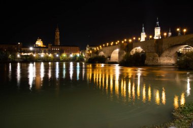 Hanım, pillar bazilika olarak görülen north shore ebro Nehri'nin, zaragoza, İspanya