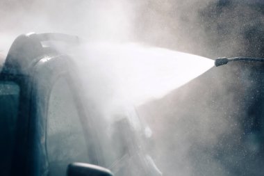 Araba yıkama ve basınçlı suyla dışarıda araba yıkama..