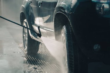 Araba yıkama ve basınçlı suyla dışarıda araba yıkama..