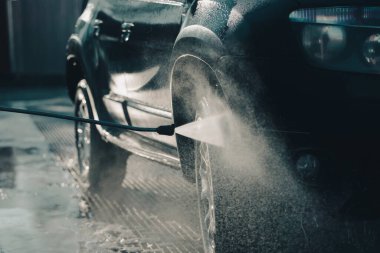 Araba yıkama ve basınçlı suyla dışarıda araba yıkama..