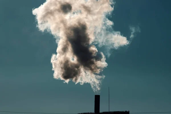 发电厂烟囱的空气污染 工业和全球变暖概念 — 图库照片