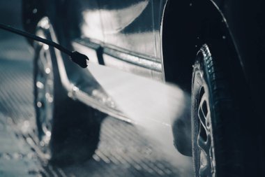 Araba yıkama ve basınçlı suyla dışarıda araba yıkama..