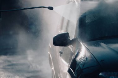 Araba yıkama ve basınçlı suyla dışarıda araba yıkama..
