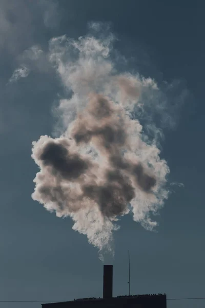 発電所の煙突からの大気汚染 産業と地球温暖化の概念 — ストック写真