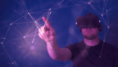 Metaverse dijital siber dünya teknolojisi. VR gözlüklü bir adam AR artırılmış realite oyunu ve eğlence oynuyor. NFT oyun fütüristik yaşam tarzı.