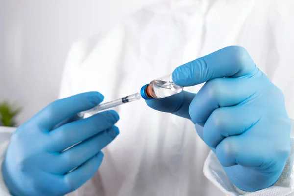 Covid Coronavirus疫苗 疫苗接种概念 医生手戴着蓝色手套 拿着药用疫苗瓶和注射器 — 图库照片