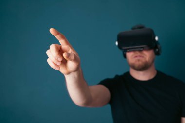 Metaverse dijital siber dünya teknolojisi. Sanal gerçeklik gözlüklü adam AR 'ı kullanarak eğleniyor. NFT oyunu, fütüristik yaşam tarzı.