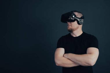 Metaverse dijital siber dünya teknolojisi. Sanal gerçeklik gözlüklü adam AR 'ı kullanarak eğleniyor. NFT oyunu, fütüristik yaşam tarzı.