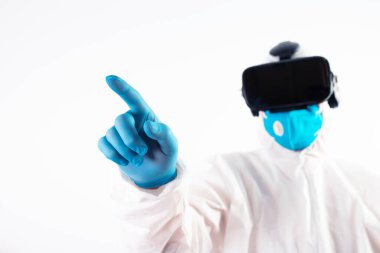 VR tıbbı. Doktor tıbbi amaçlar için sanal gerçeklik kulaklığı kullanıyor..