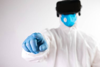VR tıbbı. Doktor tıbbi amaçlar için sanal gerçeklik kulaklığı kullanıyor..