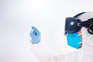 VR tıbbı. Doktor tıbbi amaçlar için sanal gerçeklik kulaklığı kullanıyor..