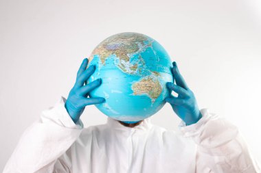 Dünya salgın tehlikesi kavramı. Dünya küresi ve silindir şapkası olan bir erkek doktor..